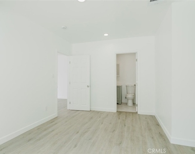 18310 Gresham Street - Photo Thumbnail 16