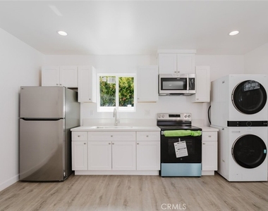 18310 Gresham Street - Photo Thumbnail 12