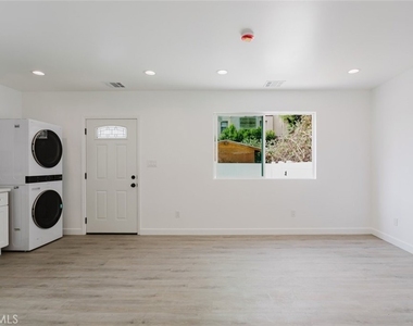 18310 Gresham Street - Photo Thumbnail 5