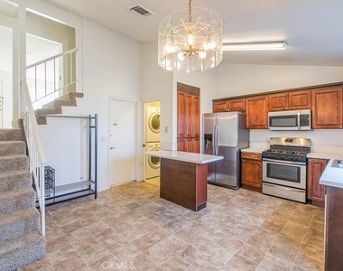 18631 Collins Street - Photo Thumbnail 3