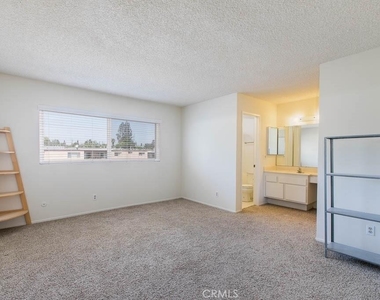 18631 Collins Street - Photo Thumbnail 7