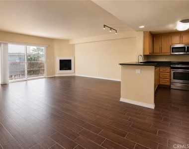 11925 Kling Street - Photo Thumbnail 11