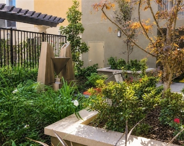 11925 Kling Street - Photo Thumbnail 8