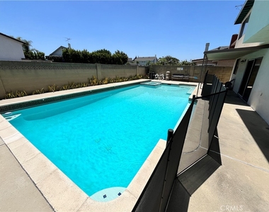 8252 Suffield Street - Photo Thumbnail 2