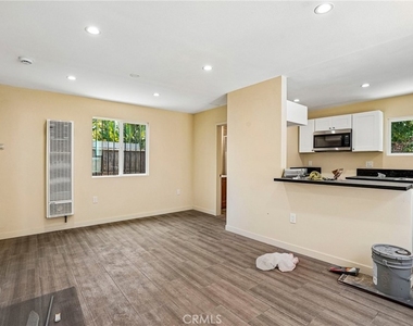 1616 1/2 E 89th Street - Photo Thumbnail 3