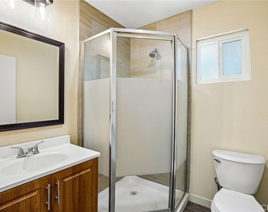 1616 1/2 E 89th Street - Photo Thumbnail 11