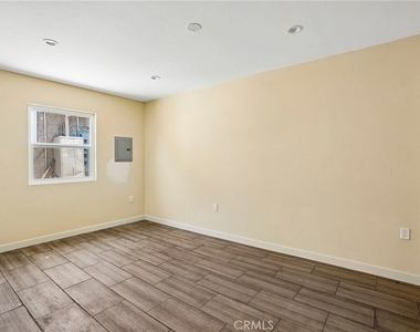 1616 1/2 E 89th Street - Photo Thumbnail 12