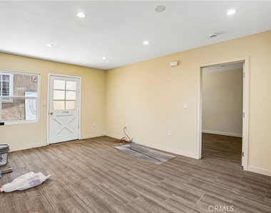 1616 1/2 E 89th Street - Photo Thumbnail 5
