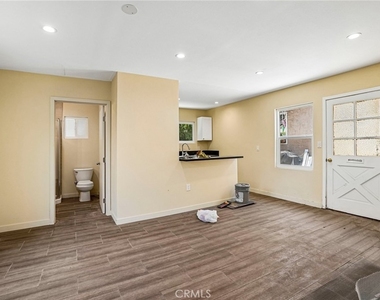 1616 1/2 E 89th Street - Photo Thumbnail 6