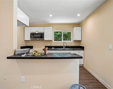 1616 1/2 E 89th Street - Photo Thumbnail 7