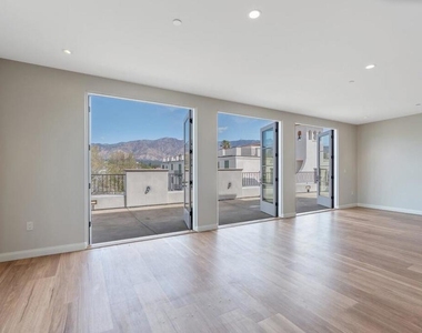 533 E Union Street - Photo Thumbnail 3
