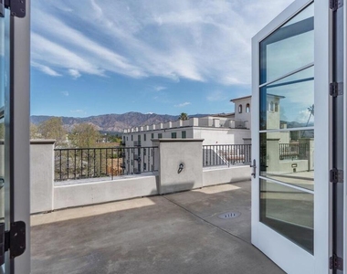533 E Union Street - Photo Thumbnail 2