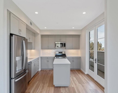 533 E Union Street - Photo Thumbnail 8