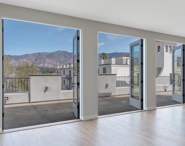 533 E Union Street - Photo Thumbnail 4