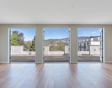 533 E Union Street - Photo Thumbnail 5