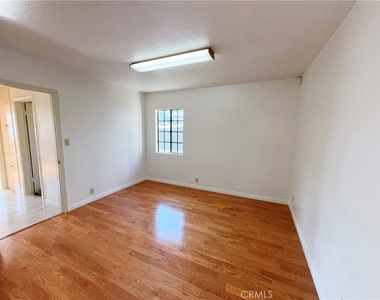 1050 Mayflower Avenue - Photo Thumbnail 5