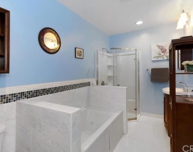 4721 Greenbush Avenue - Photo Thumbnail 7