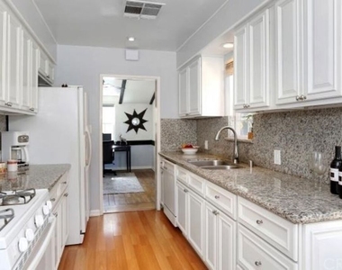 4721 Greenbush Avenue - Photo Thumbnail 4