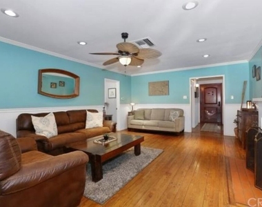 4721 Greenbush Avenue - Photo Thumbnail 2