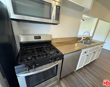 4360 1/2 Willow Brook Avenue - Photo Thumbnail 7
