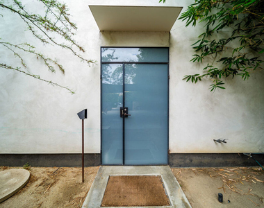816 Seward Street - Photo Thumbnail 4