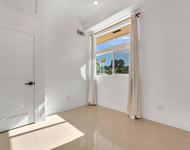 5892 Fairhaven Avenue - Photo Thumbnail 4