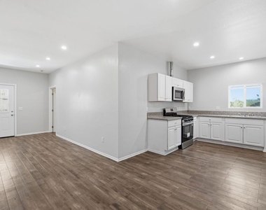 171 E 35th Street - Photo Thumbnail 5