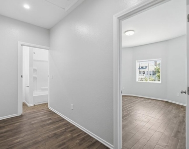 171 E 35th Street - Photo Thumbnail 4