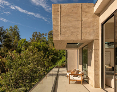 12752 Mulholland Drive - Photo Thumbnail 37