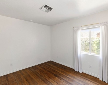 5723 Stansbury Avenue - Photo Thumbnail 12