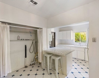 5723 Stansbury Avenue - Photo Thumbnail 16