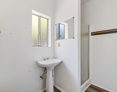 5723 Stansbury Avenue - Photo Thumbnail 13