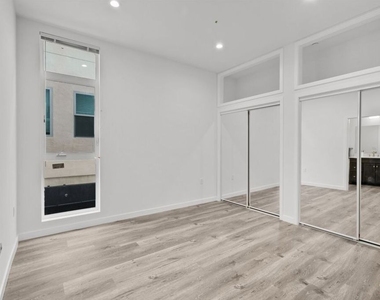 5114 Cahuenga Boulevard - Photo Thumbnail 14