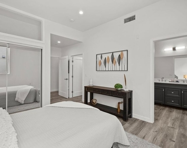 5114 Cahuenga Boulevard - Photo Thumbnail 12