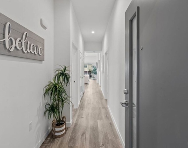 5114 Cahuenga Blvd - Photo Thumbnail 1
