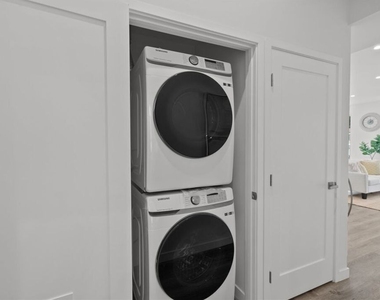 5114 Cahuenga Boulevard - Photo Thumbnail 9