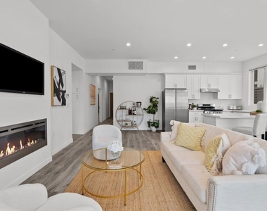 5114 Cahuenga Boulevard - Photo Thumbnail 3