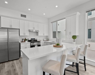 5114 Cahuenga Boulevard - Photo Thumbnail 6