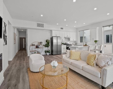 5114 Cahuenga Boulevard - Photo Thumbnail 4