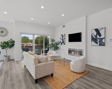 5114 Cahuenga Boulevard - Photo Thumbnail 2