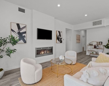5114 Cahuenga Boulevard - Photo Thumbnail 4