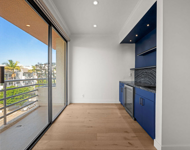 106 N Croft Avenue - Photo Thumbnail 6