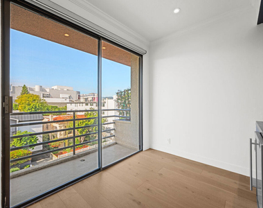 106 N Croft Avenue - Photo Thumbnail 8