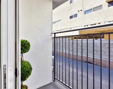5529 Bonner Avenue - Photo Thumbnail 4