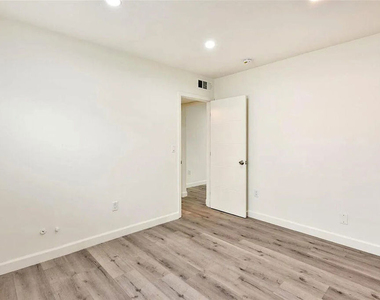 5529 Bonner Avenue - Photo Thumbnail 6
