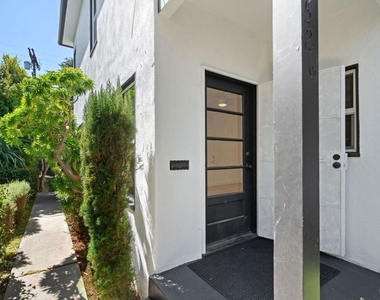4526 St Elmo Drive - Photo Thumbnail 2
