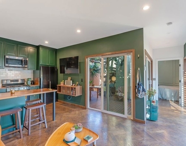 7507 1/2 Lexington Avenue - Photo Thumbnail 5