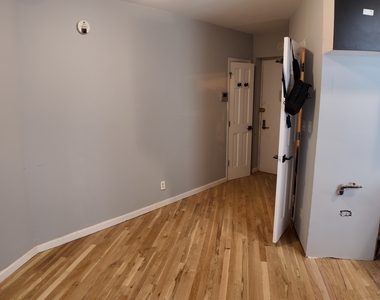 E 13th st - Photo Thumbnail 4