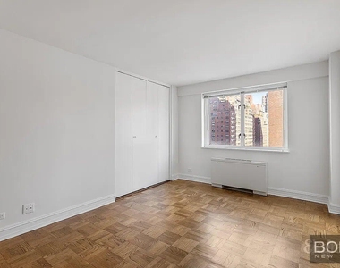 East 71st Street - Photo Thumbnail 3