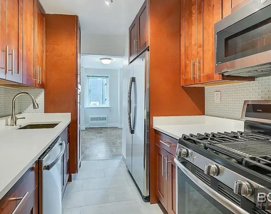 East 71st Street - Photo Thumbnail 6